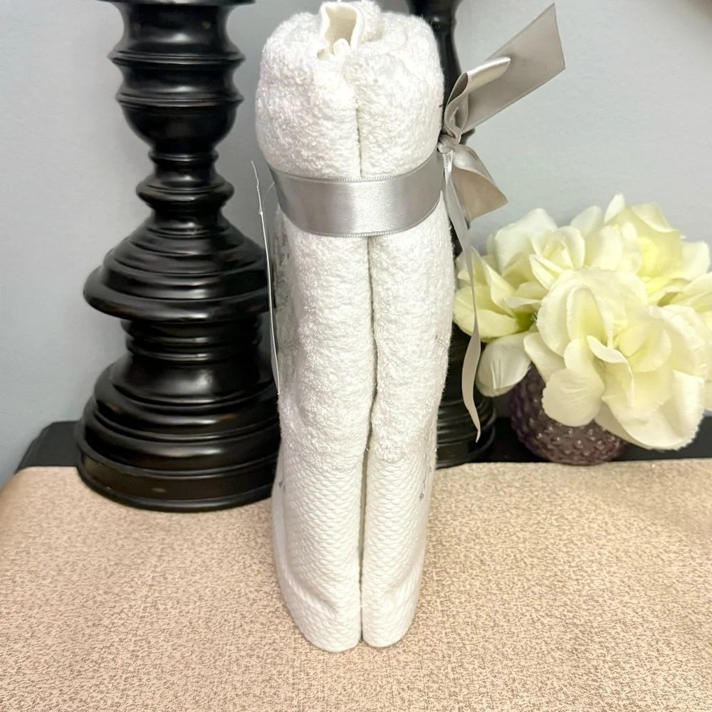 NWT Set of 2 Shimmering Rhinestone SNOWFLAKE Turkish Bathroom Hand Towels